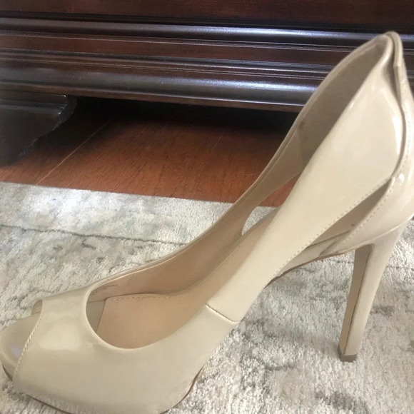 Guess Cream Heels - Picture 4 of 8